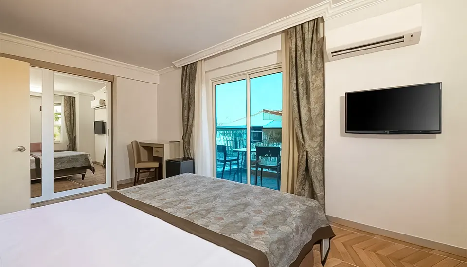 هتل کریستال آئورا بیچ ریزورت اند اسپا